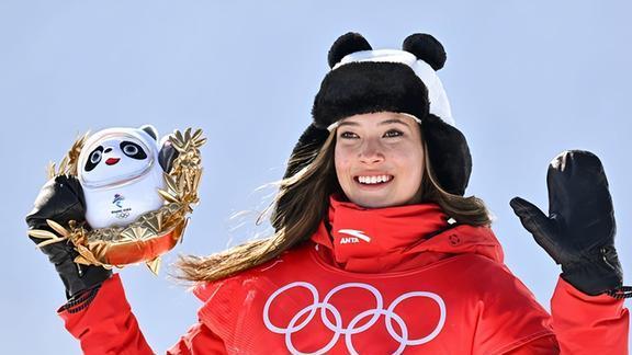 谷爱凌|谷爱凌与男友拍了一张近照并亲密地拥吻在一起，男的是耶鲁的学霸，长得非常帅