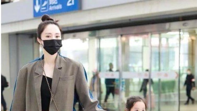 董璇|董璇6岁女儿机场分零食！名牌包里掏出一大袋，人人有份十分大方