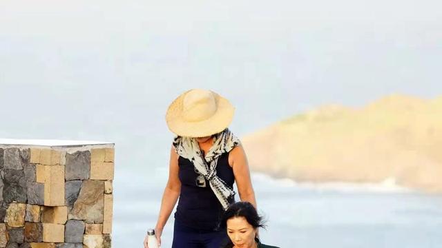 邓文迪|邓文迪的54岁，穿短裤的腿上全都是肌肉，就是外国人喜欢的那个味