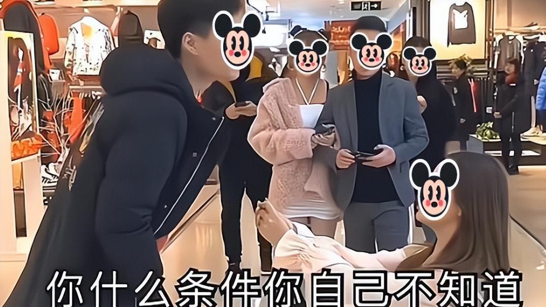 纪实：女子众目睽睽下，单膝下跪求婚，男友双手插兜直接拒绝