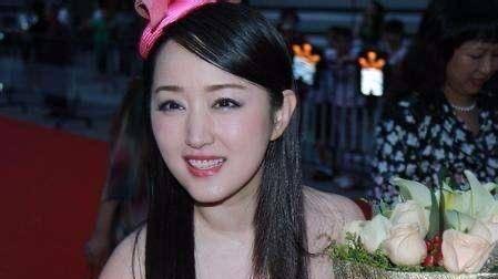 杨钰莹|47岁杨钰莹领证了，新郎谁也想不到