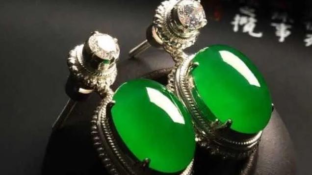 翡翠|一颗蛋面凭什么这么贵？这才是真正的，色差一分价差10倍