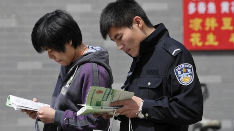 女孩在深圳做高端保姆，没几天换了三家雇主，最终崩溃曝光一切