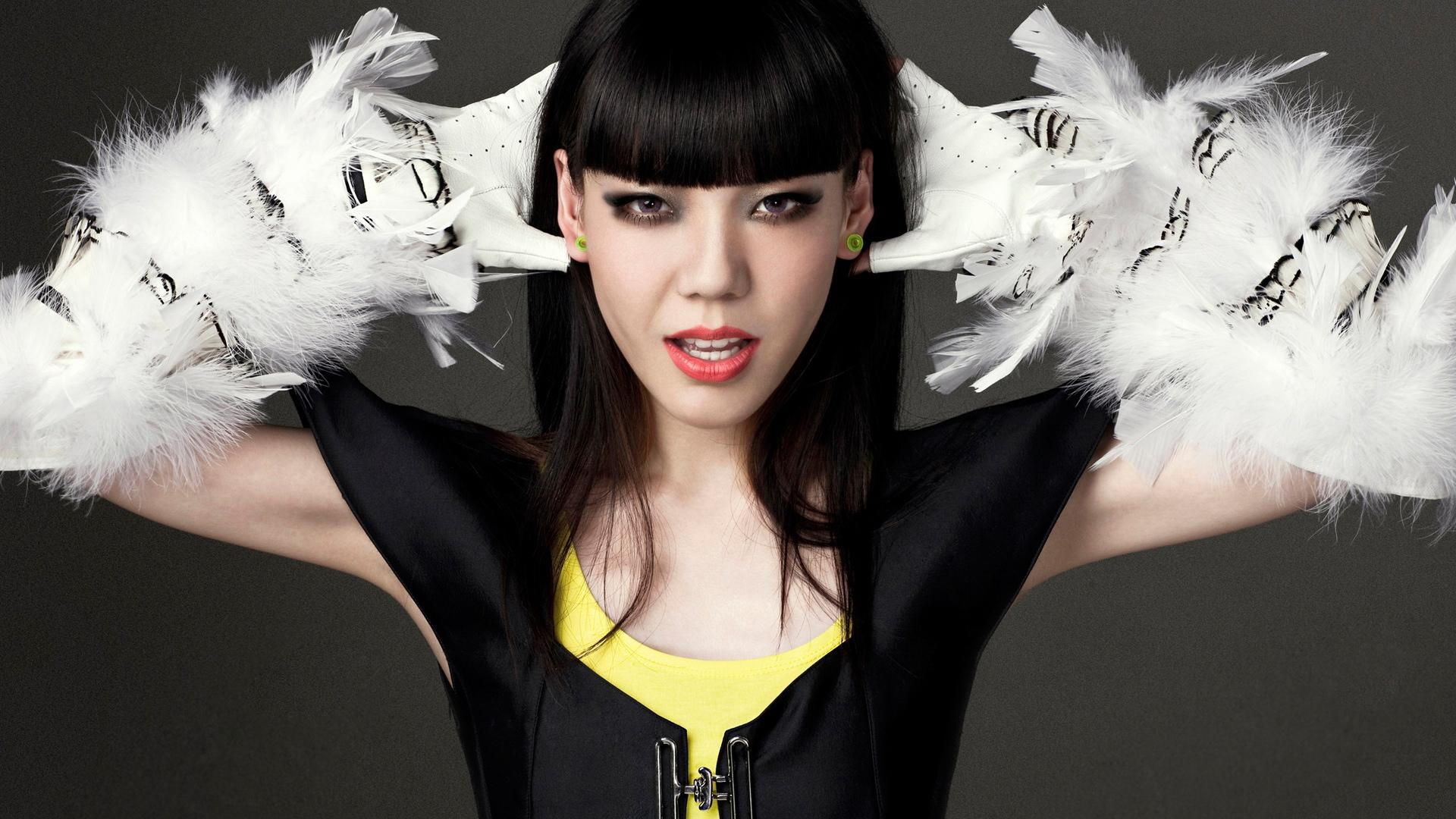 何洁|过气女明星窘况：街头卖唱、破产、卑微求工作，风光不再