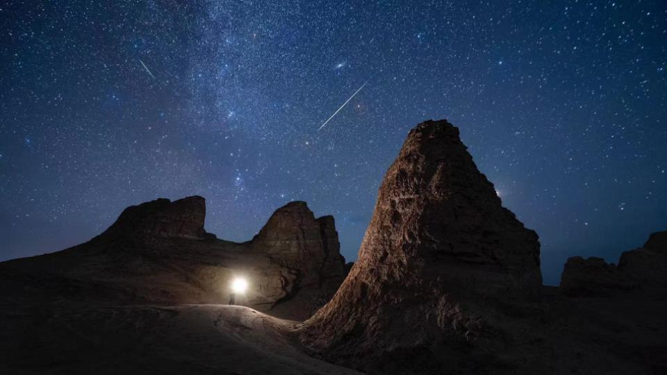 拍摄于世界各地的2022年英仙座流星雨