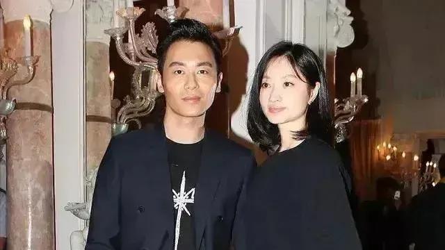 朱亚文|朱亚文老婆太显嫩！黑裙配锁骨发与老公同框，大1岁的她像小妹妹