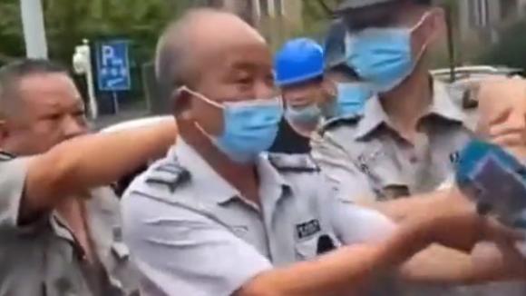 江苏一孕妇坐外来车进小区被拦 保安殴打孕妇母亲 警方：都有动手