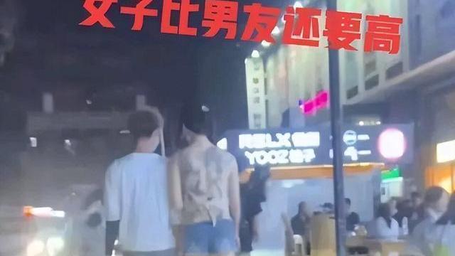 夜晚女子穿一块布逛街回顾，满背纹身引发关注，男友贴心保护