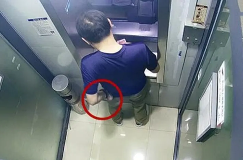 ?北京，一男子到银行用ATM机存款1万，但机器上只显示存入7600元