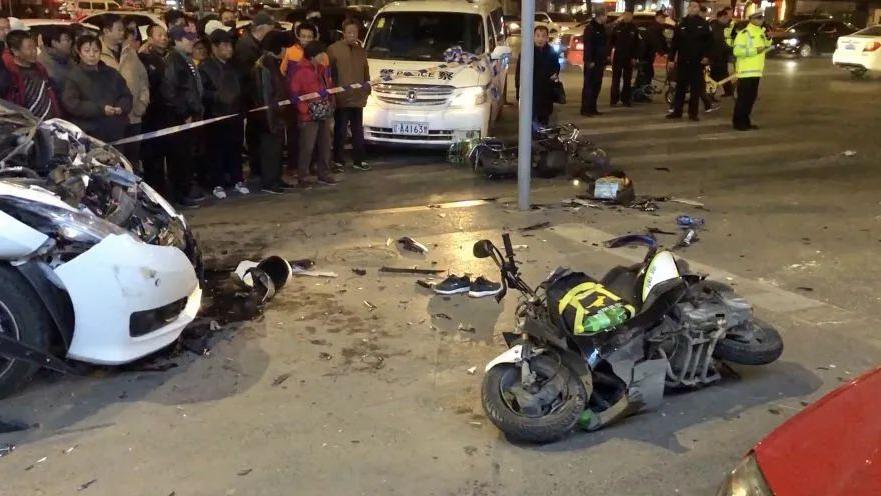 37岁女儿街头开车撞死亲妈，这个悲剧，本可以不发生……