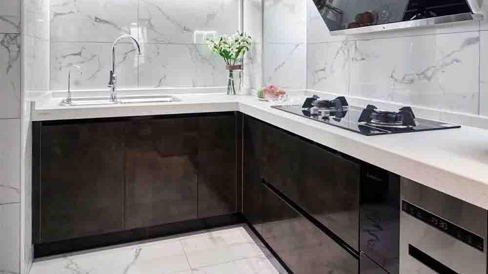 105平米现代风三居室，清淡白色搭配淡雅黑灰色床头，高级大气