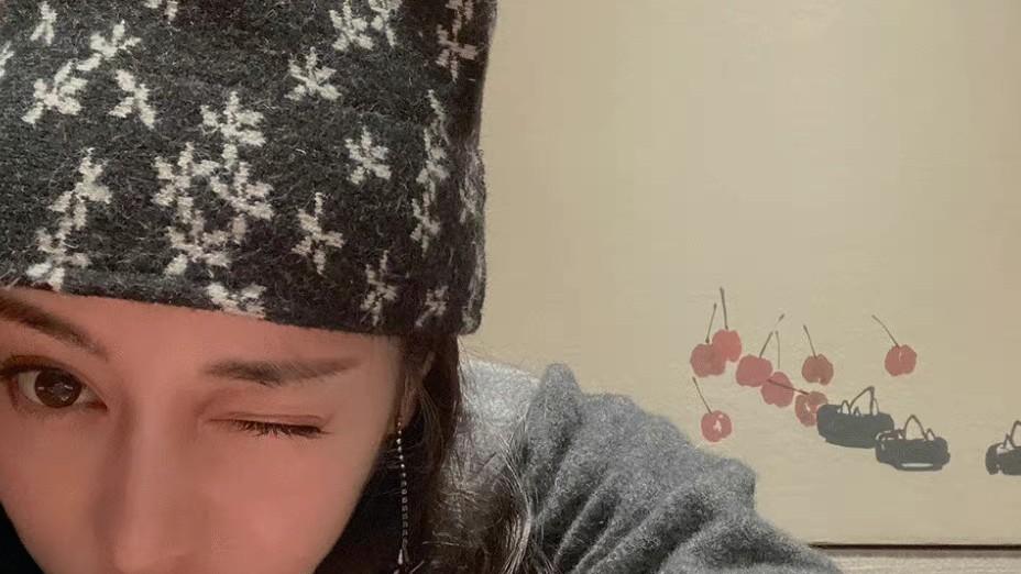 迪丽热巴|迪丽热巴自拍wink照好蛊惑人，长得漂亮还会拍，美女真的有点绝