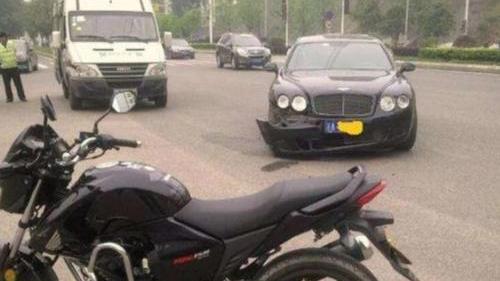 宾利撞摩托车，摩托车主说：把你车卖了，也赔不起我的摩托车