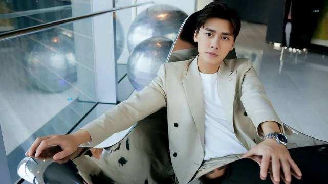 李易峰|李易峰被行拘后首现身，与友人聚餐心情好，时不时大笑不受影响