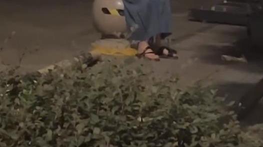 浙江一男子下楼撞见孕妻偷吃，默默观察后上前制止，结果哭笑不得