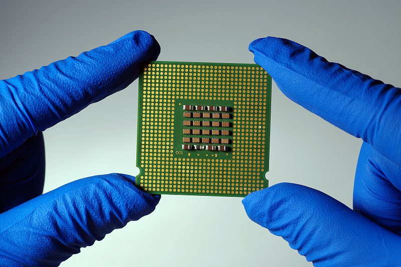 折叠屏|英特尔尝试谜之操作，付费解锁芯片，不知道套路多少人