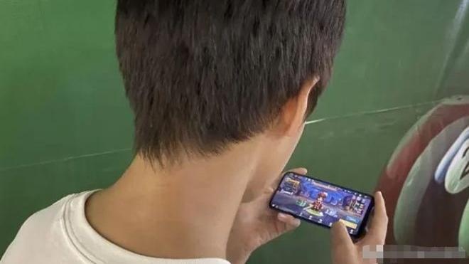 尼康|孙子把爷爷的养老钱充值游戏了，腾讯平台退部分费用，而华为拒绝