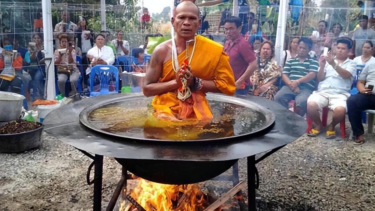 |泰国僧侣油锅打坐一天不怕烫，教你一招拆穿他