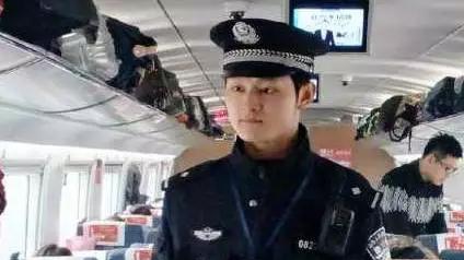 高铁上大妈让男孩让座，男孩愤怒下说出三句话，全车人为他鼓掌！