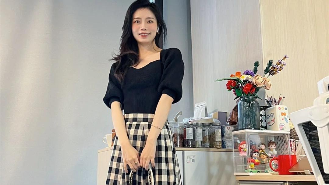 |被这位姐姐的“办公室打扮”美到，裹出腰线显腿长，镜头前好美