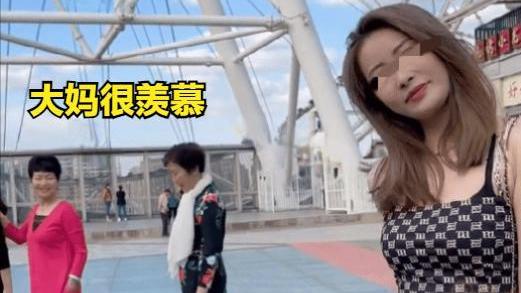 广州一女孩穿短裙丝袜拍照引人关注，旁边大妈羡慕不已：好漂亮