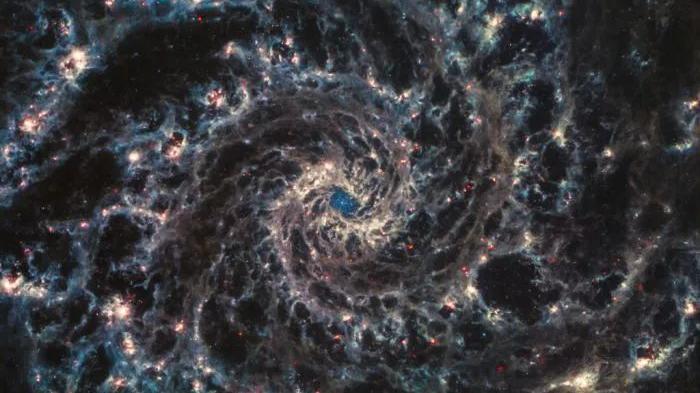 詹姆斯·韦布空间望远镜令人惊叹的星系图像看起来像一个虫洞