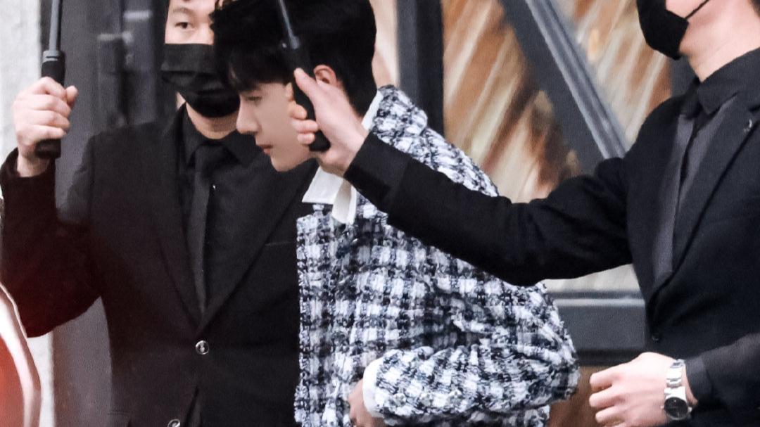 王一博|王一博亮相香奈儿晚宴，帅气打扮成为焦点，坐姿乖巧又可爱