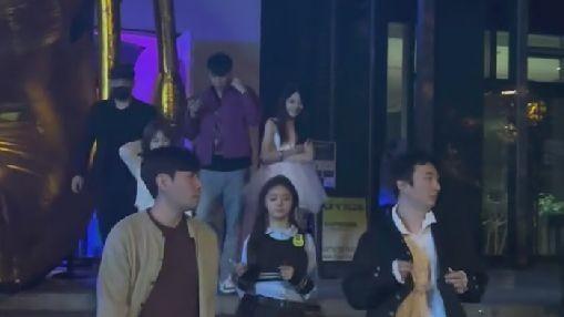 王思聪|王思聪酒吧玩到散场，两女生紧跟身后，穿着单薄冻得发抖