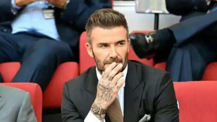 维多利亚·贝克汉姆|48岁贝嫂风韵犹存！真空露背大秀好身材，搂抱黑人好友引争议