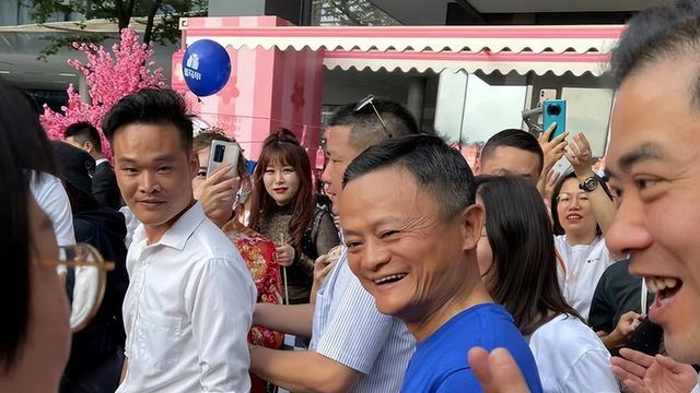 马云|马云在日本生活半年后，又卸任重要职务，曾说每月赚几十亿很难受