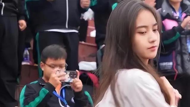 鞠婧祎|安徽师大一女生走红，清纯可爱神似鞠婧祎，表演魅力十足引围观