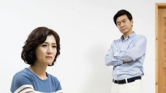 半路夫妻搭伙十年终离婚纪实，男子：给别人养大儿子，老了被抛弃