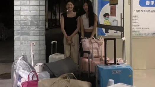 女学生|毕业后马上后悔，校门口尴尬地站着两名女学生，身旁行李很是亮眼