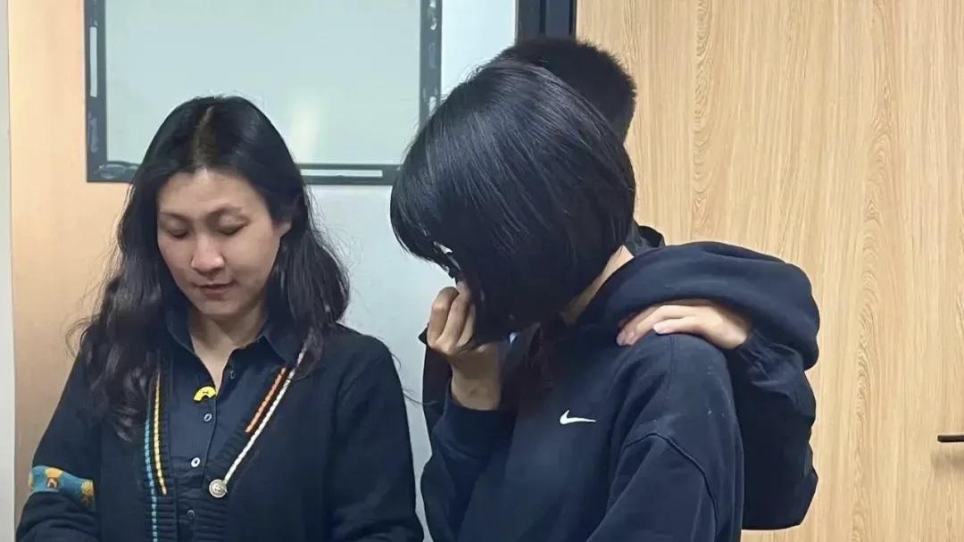 河南郑州，一男子多次侵犯亲生女儿，一审判十二年六个月