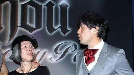 周杰伦|71岁周杰伦妈妈才是大“艺术家”！穿新潮”茧蛹裙”亮相，满头银丝难掩出众气质