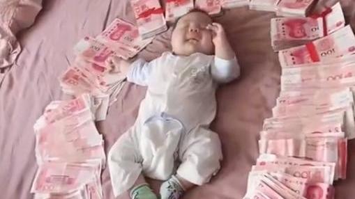 河南：床上围了一圈万元红包，宝宝却“不屑一顾”：视金钱如粪土