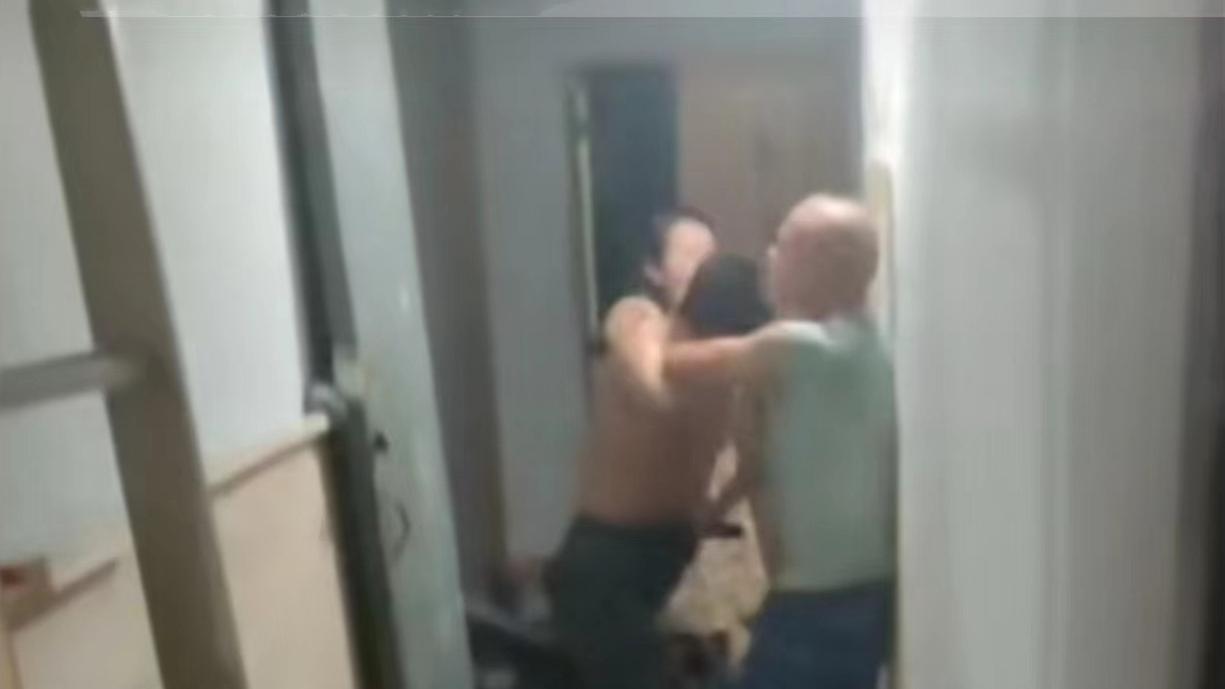 家被偷？广东一男子外出摆摊赚钱，突然回家查岗跟陌生男子打起来