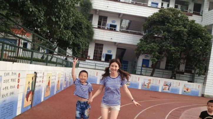 柳岩|柳岩一改性感形象，与侄子穿同款，清纯的像姐姐，配人字拖接地气