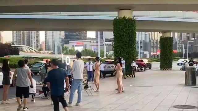 榜一大哥亲临？河南三名主播穿开叉裙跳舞，男子搬小板凳坐旁边看
