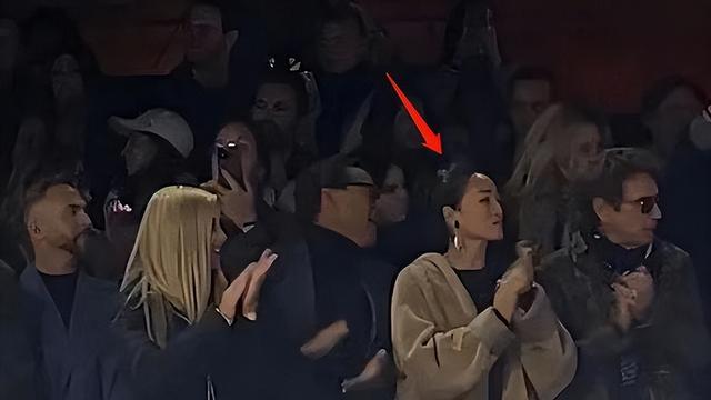 巩俐|56岁巩俐现身拍大片，蜂腰翘臀气质绝佳