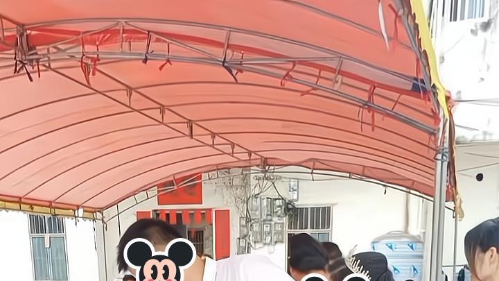 男子一诺千金，不顾父母反对，明媒正娶比自己矮很多的女子