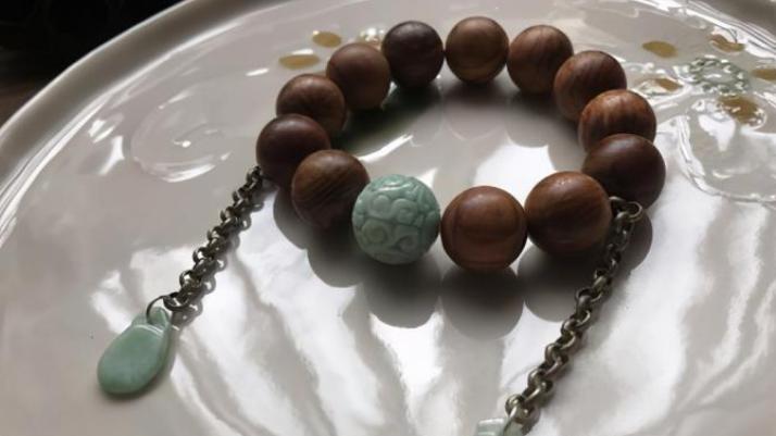 光绪|送给中老年男士翡翠，手串和把玩件都不错，价格不高款式还好