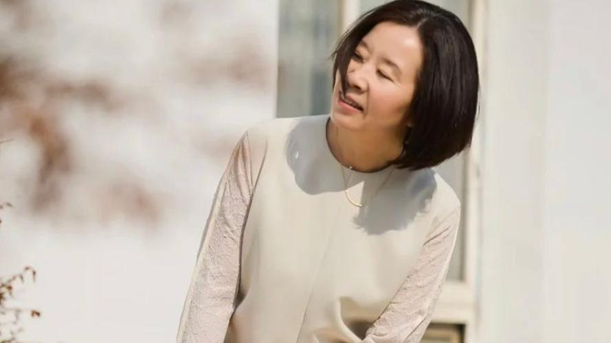 长裙 建议过了50岁的女人：不穿艳装，不戴金器，不留长发，老了也优雅