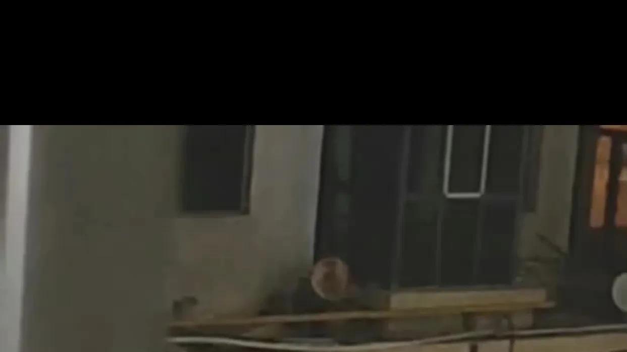 戴口罩跳楼的母亲和被封死的铁门