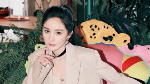 杨幂 杨幂穿衣有心机，穿西装套装秀辣妈身材，扎马尾绝了！