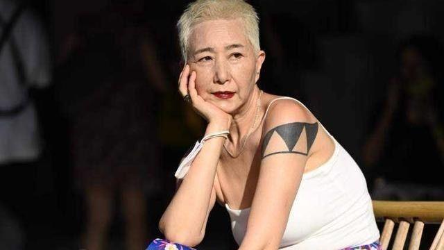 美丽 60岁马姐打开了中国大妈的另一面：酷帅短发，穿搭比小姑娘还时髦