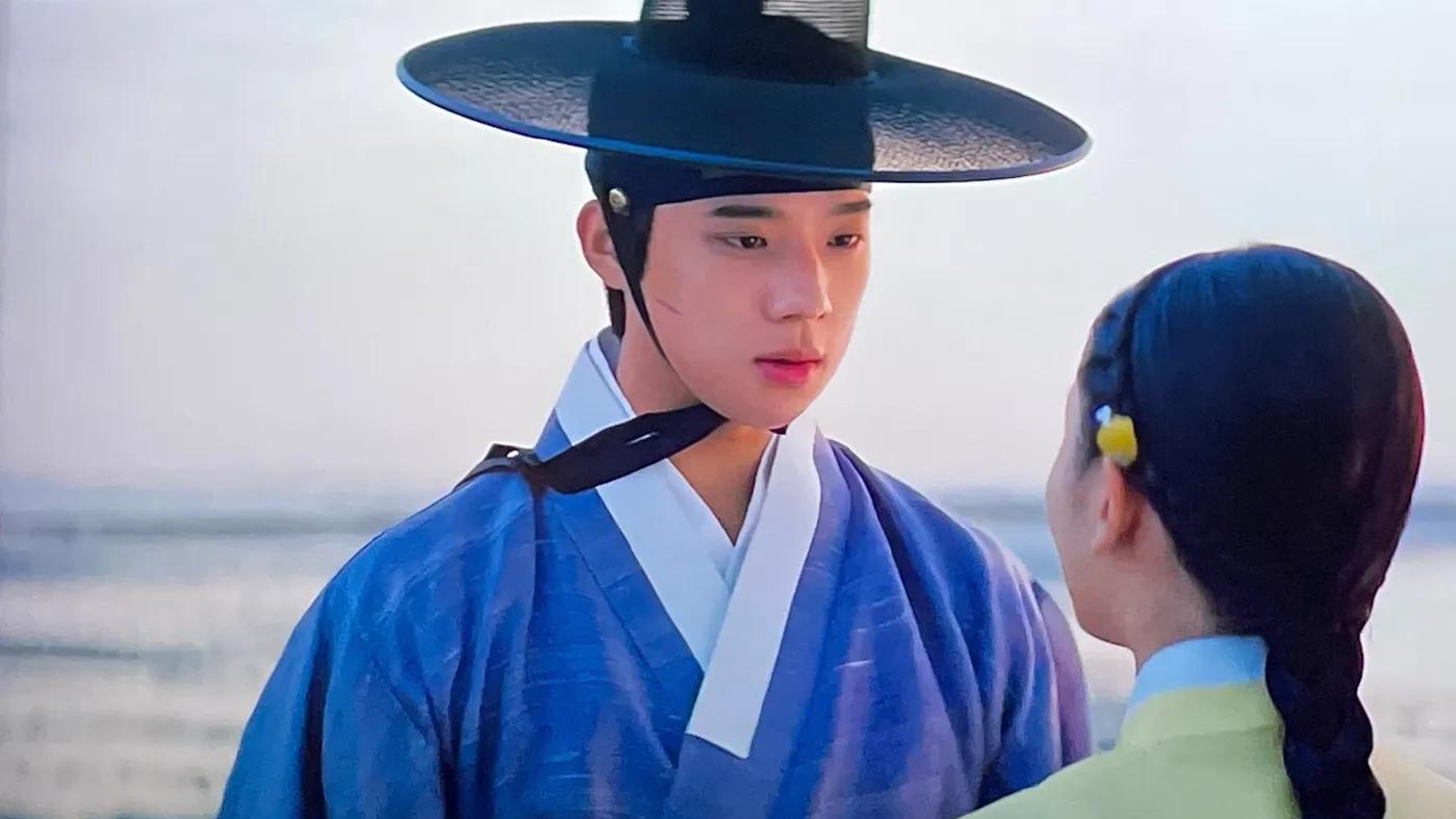 王后伞下|《王后伞下》清荷小姐一把抱懵成枏大君 甜蜜恋爱马上袭来