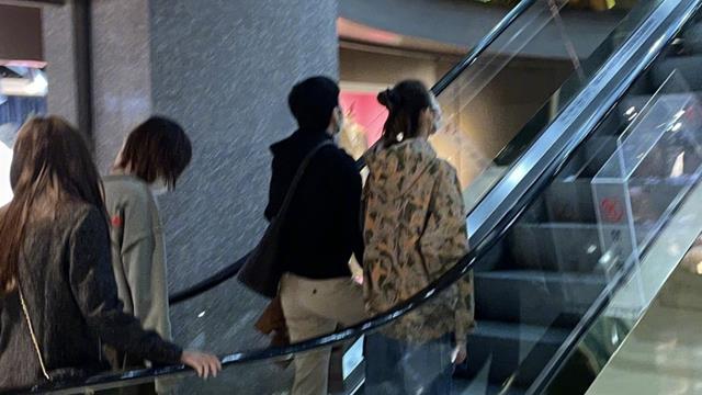 |井柏然刘雯牵手逛三里屯！两人一路有说有笑，看上去既时髦又养眼