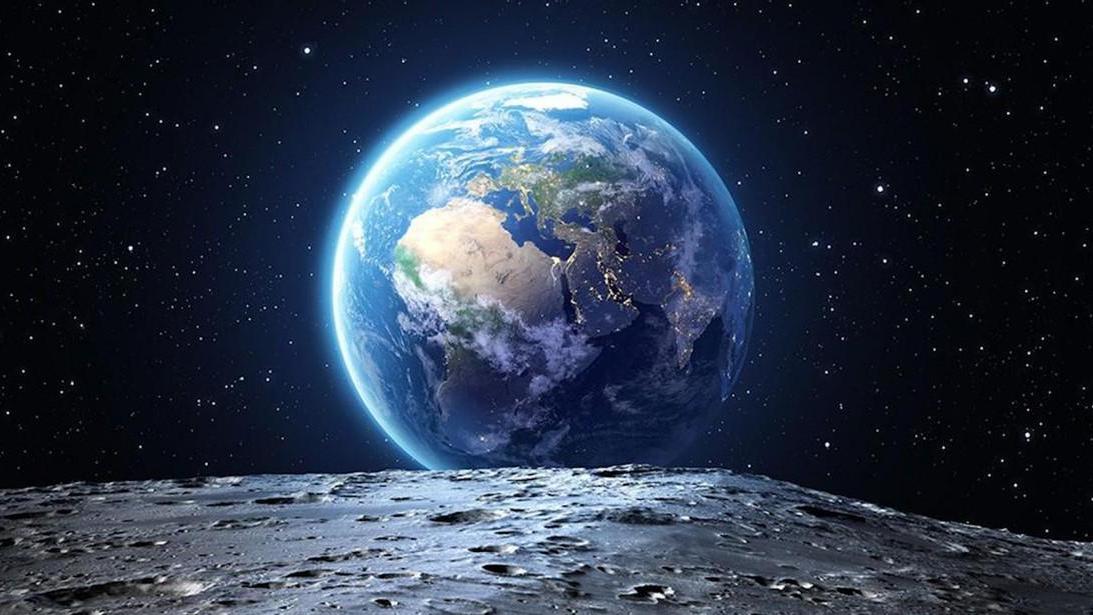 为何月球正在逐渐远离地球？原本很可能撞上地球，却被海水给救了