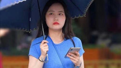 t恤 紧身牛仔裤搭配宝蓝色T恤，优雅气质全开，一双细长美腿太吸睛